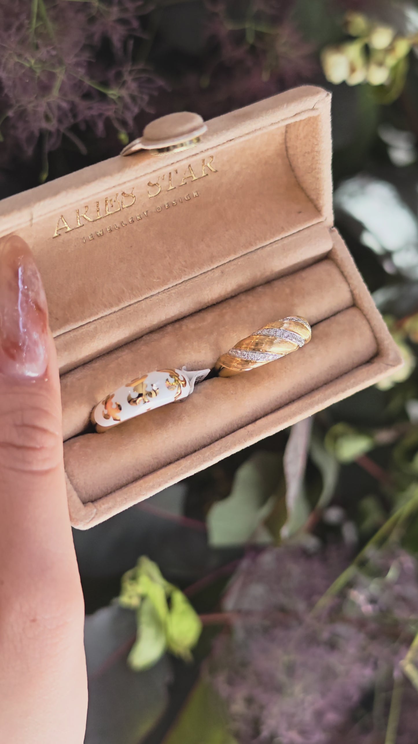 Ceramic Fleur Band Ring 18 Karat Yellow Gold